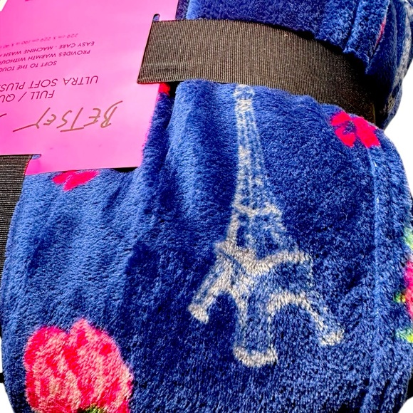 NWT Betsey Johnson Eiffel Tower and Roses Full/Queen Ultra Soft Plush Blanket - Picture 2 of 4